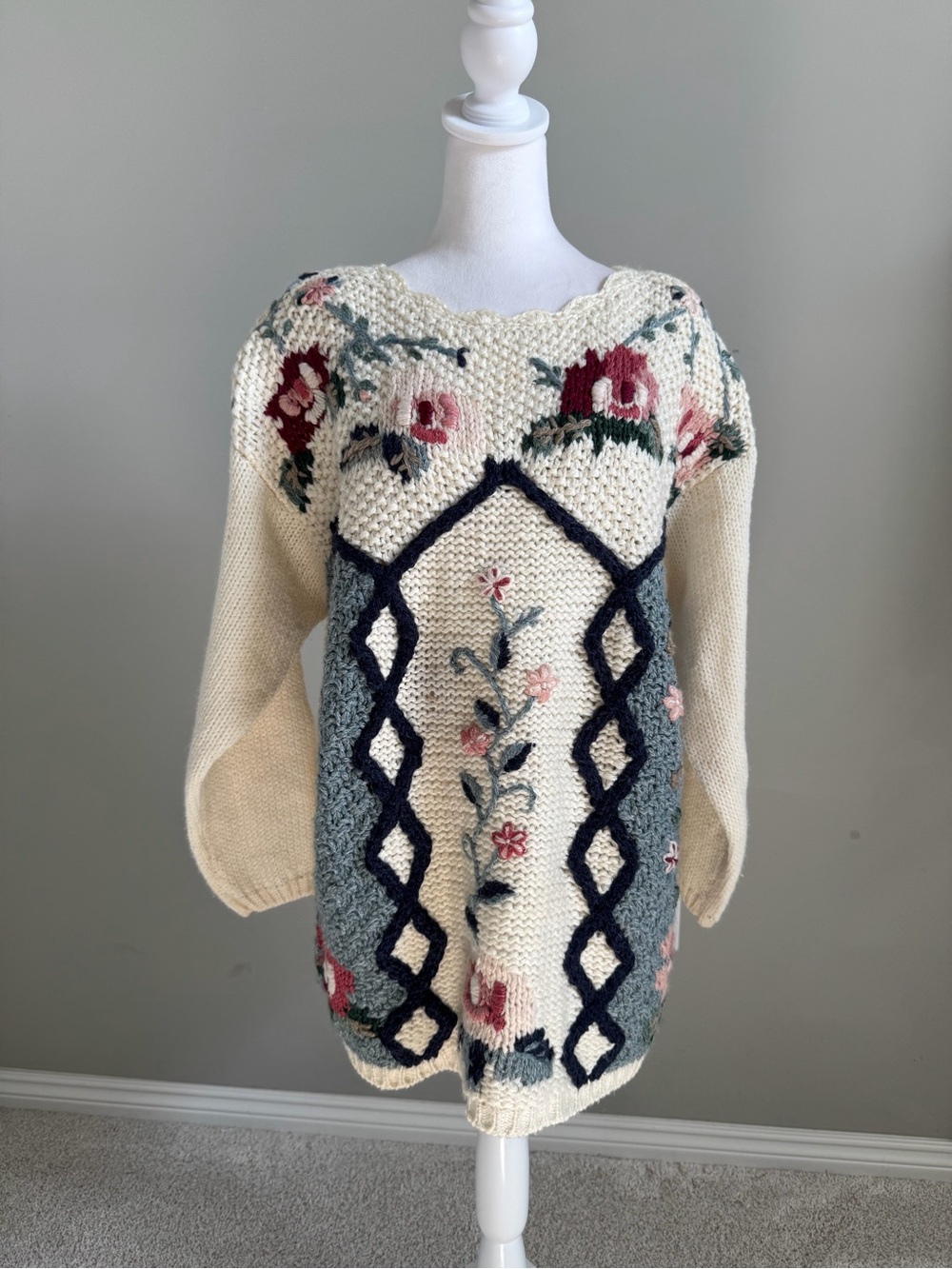 Vintage Cream Floral Hand Knitted Sweater with Scallop Neck